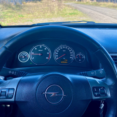 Opel Signum 1.9 CDTI 150KM 2006 Czarna Perła