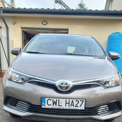 toyota auris kombi 2015 z niskim przebiegiem