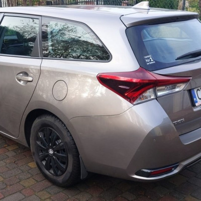 toyota auris kombi 2015 z niskim przebiegiem