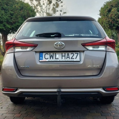 toyota auris kombi 2015 z niskim przebiegiem