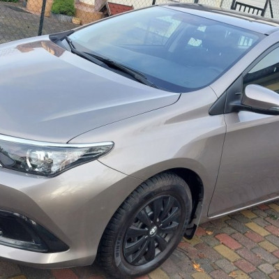toyota auris kombi 2015 z niskim przebiegiem