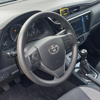 toyota auris kombi 2015 z niskim przebiegiem