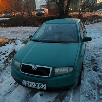 Sprzedam prosty samochód o niskich kosz