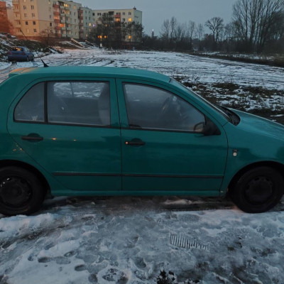 Sprzedam prosty samochód o niskich kosz