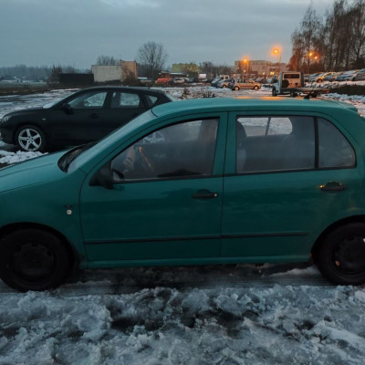 Sprzedam prosty samochód o niskich kosz