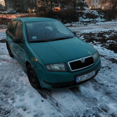 Sprzedam prosty samochód o niskich kosz