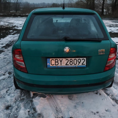 Sprzedam prosty samochód o niskich kosz