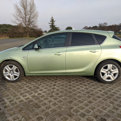 Opel Astra J, benzyna, 2011, 184k przebi