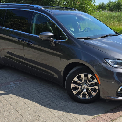 Chrysler Pacifica Hybryda 2022 stan idea