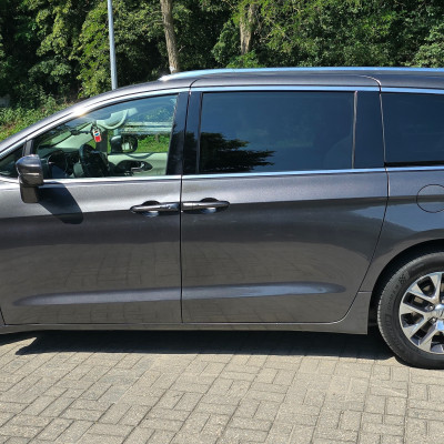 Chrysler Pacifica Hybryda 2022 stan idea